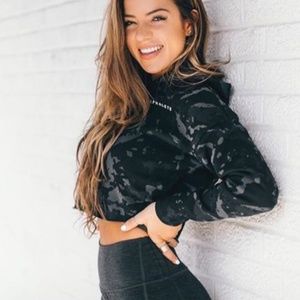 Alphalete Cropped Hoodie - Black Camo